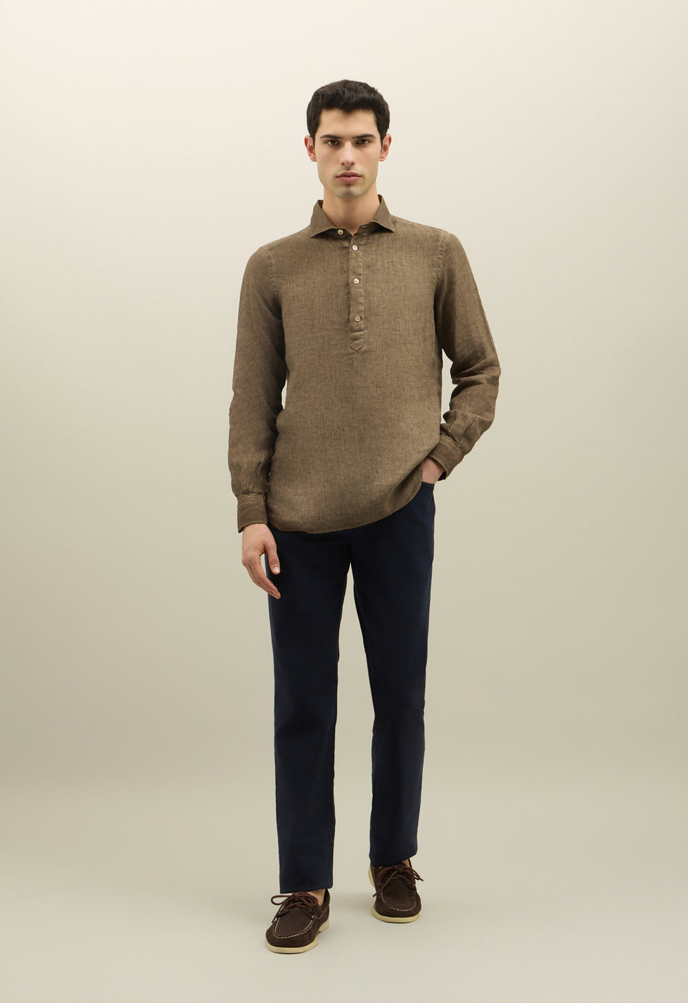 Grünes stückgefärbtes Leinen-Poloshirt