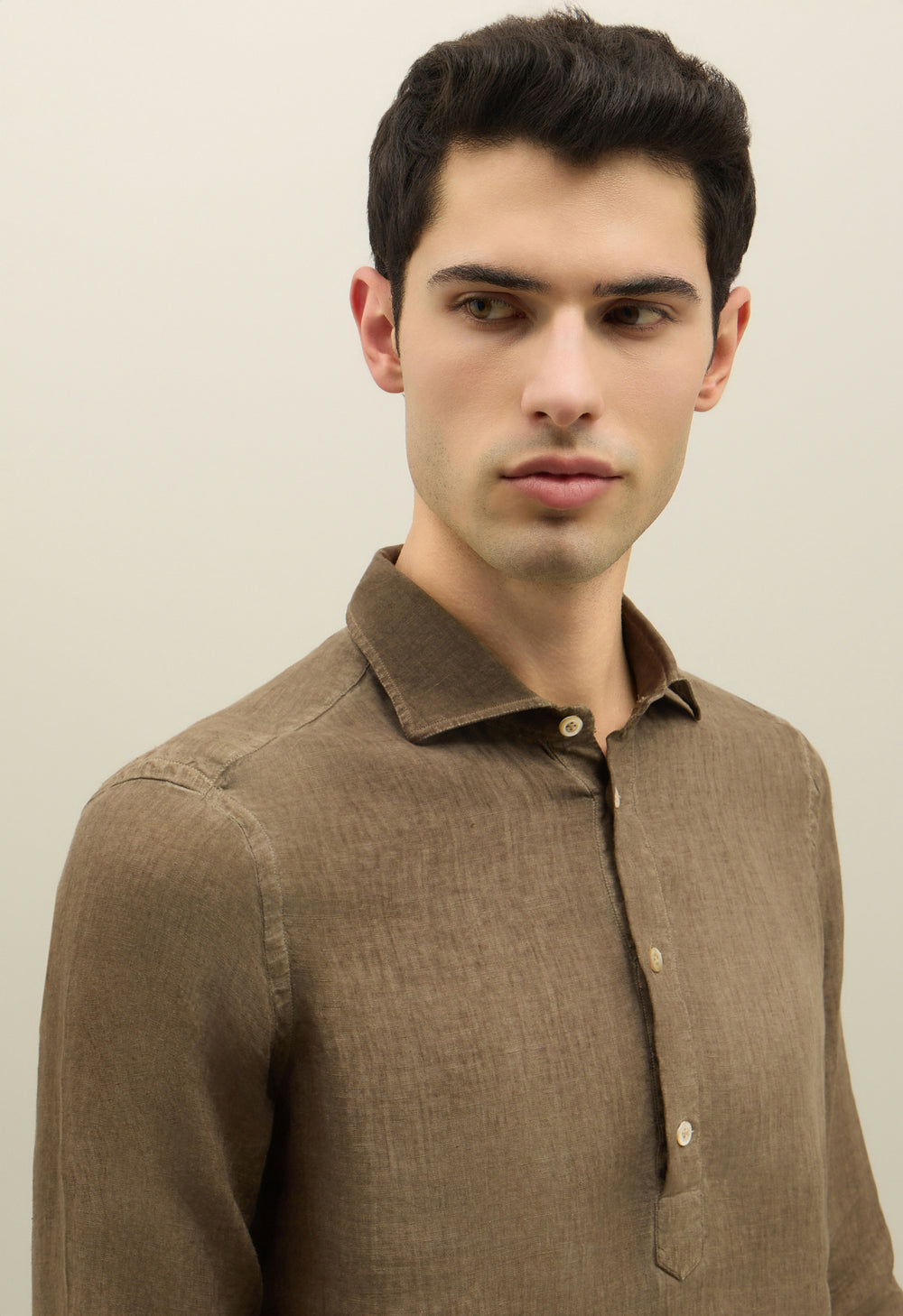 Grünes stückgefärbtes Leinen-Poloshirt