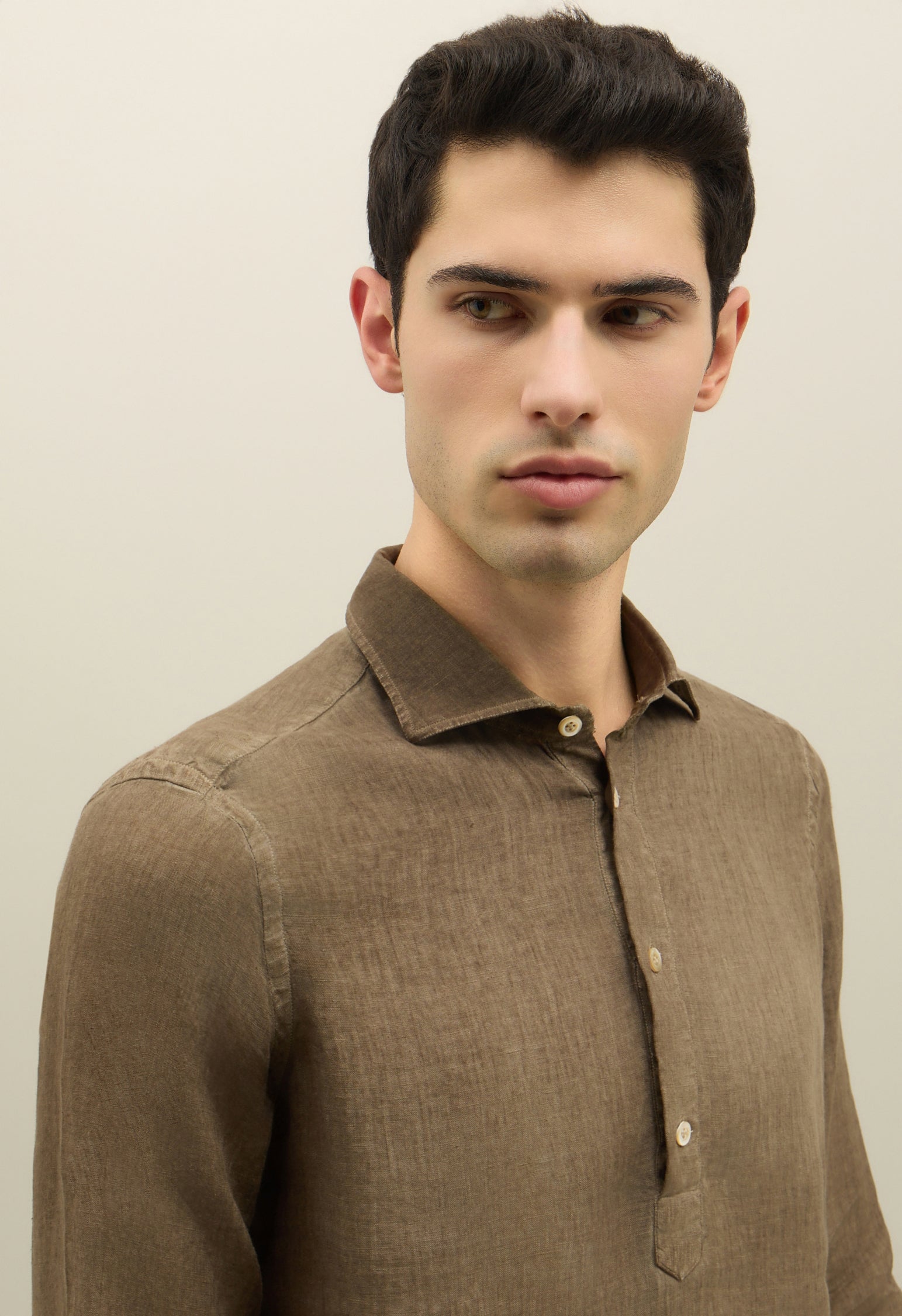 Grünes stückgefärbtes Leinen-Poloshirt