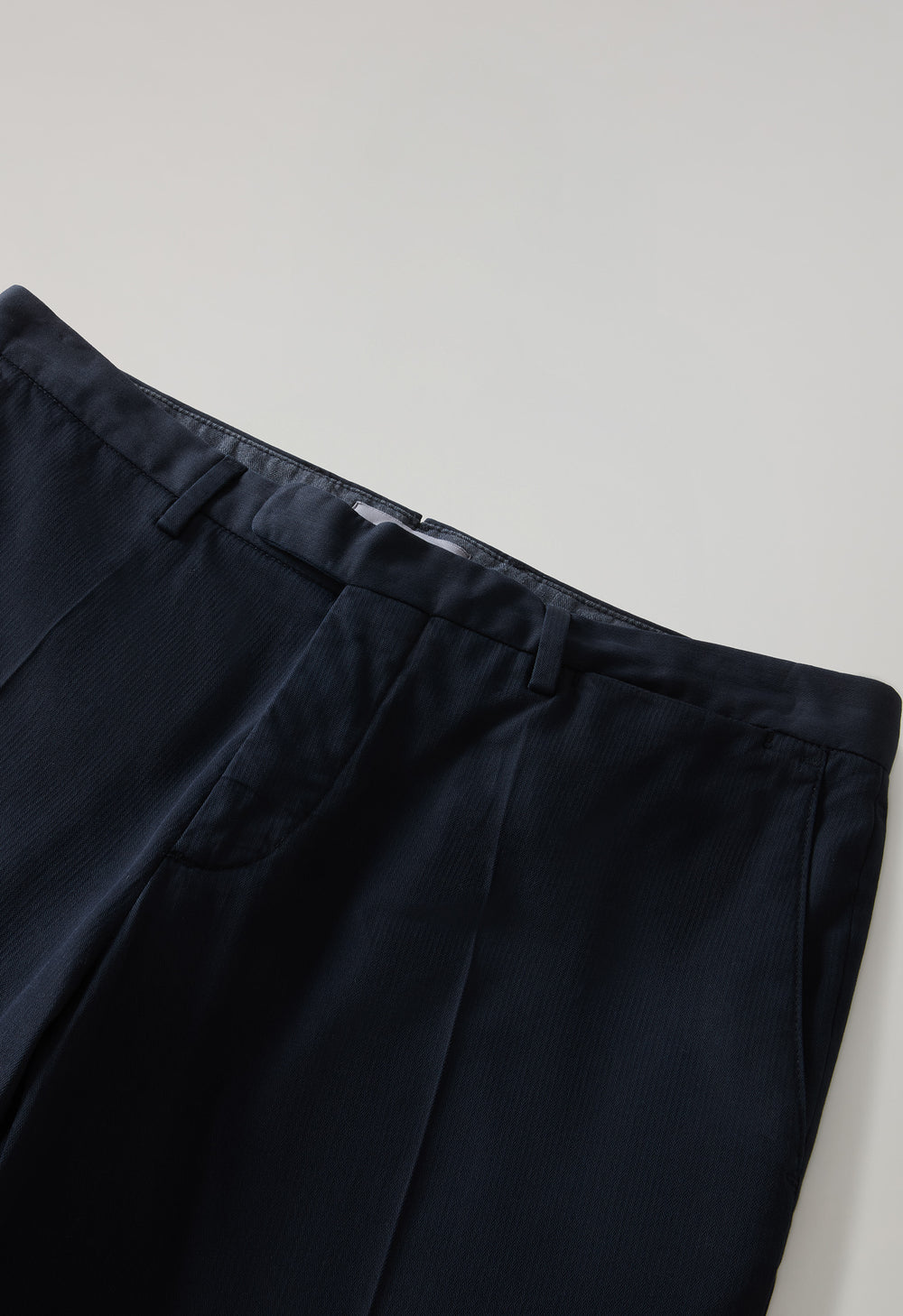 Blaue stückgefärbte Hose aus Baumwolle mit Mikro-Fischgrätmuster