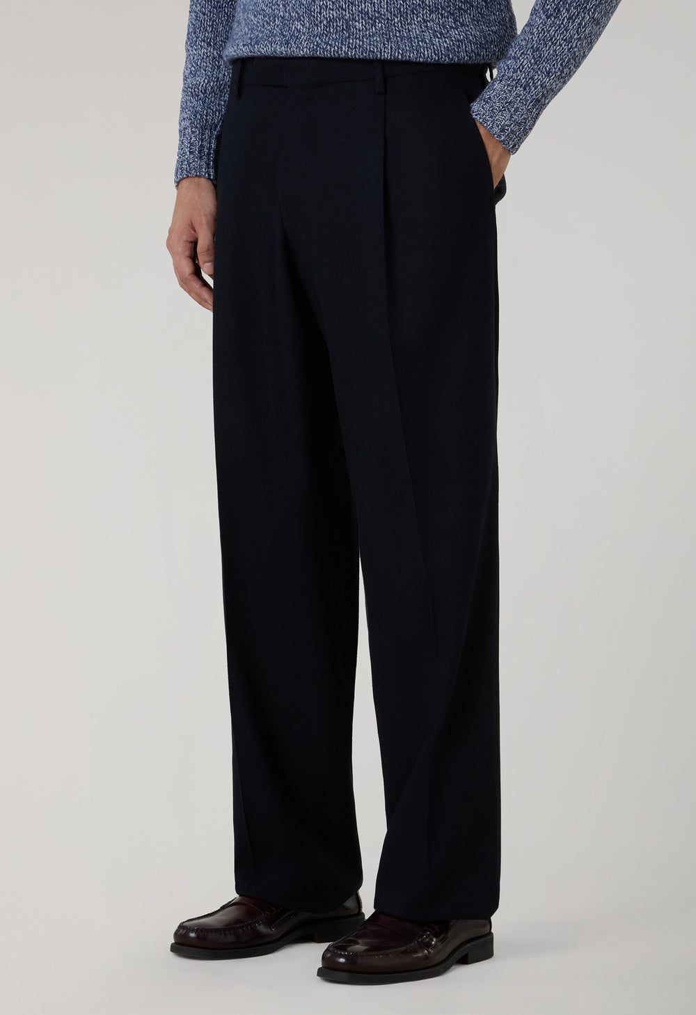 Dunkelblaue, fließende Hose aus Flanell