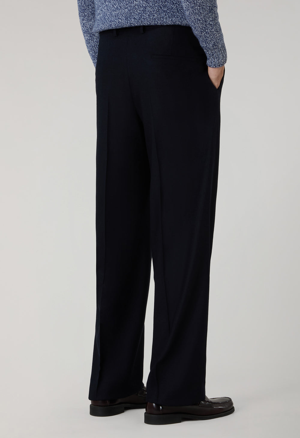 Dunkelblaue, fließende Hose aus Flanell
