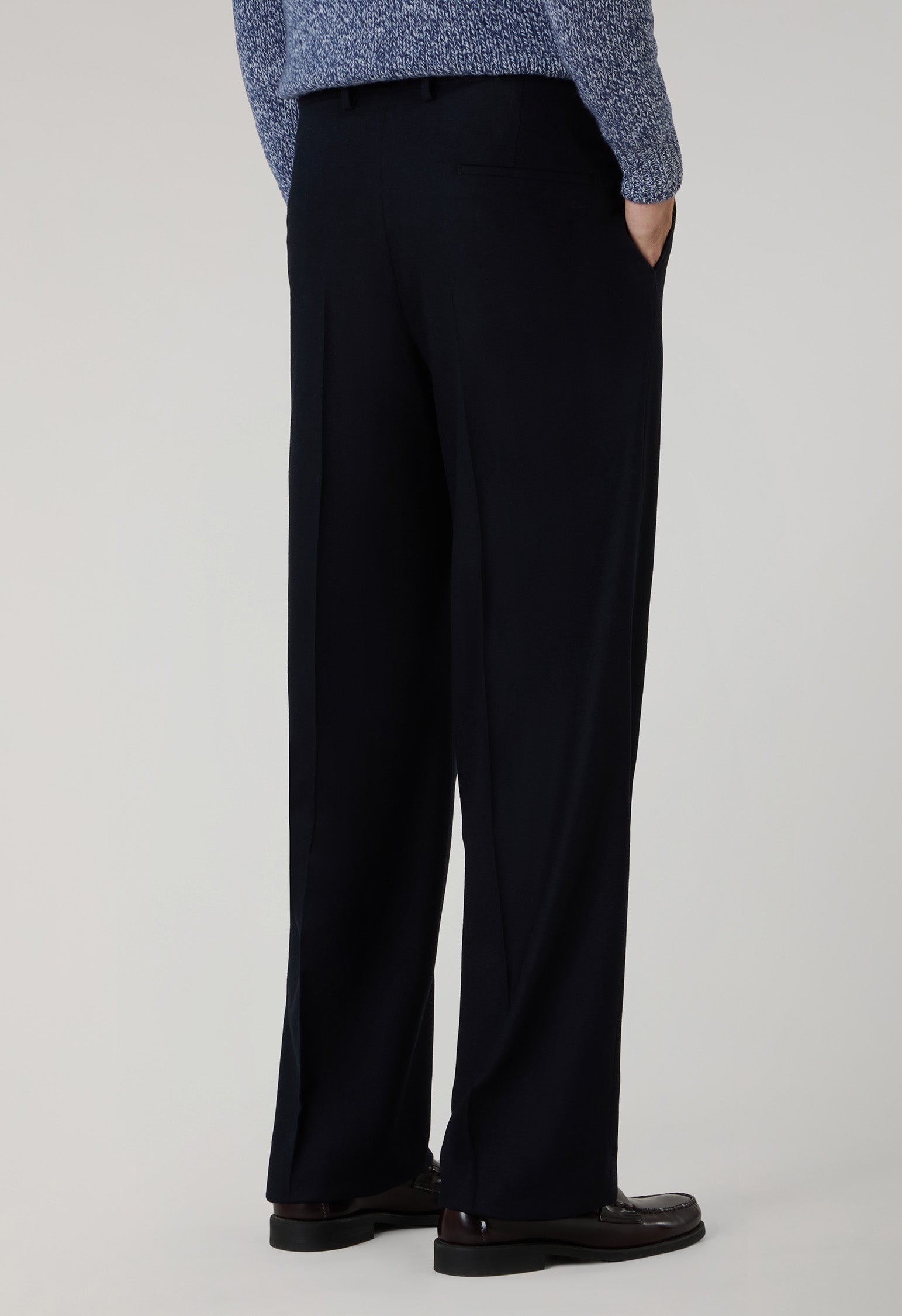 Dunkelblaue, fließende Hose aus Flanell
