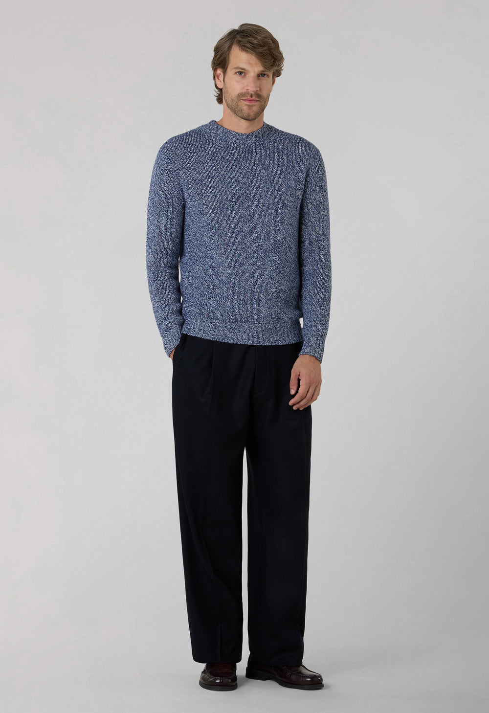 Dunkelblaue, fließende Hose aus Flanell