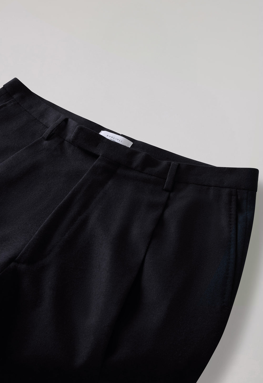 Dunkelblaue, fließende Hose aus Flanell