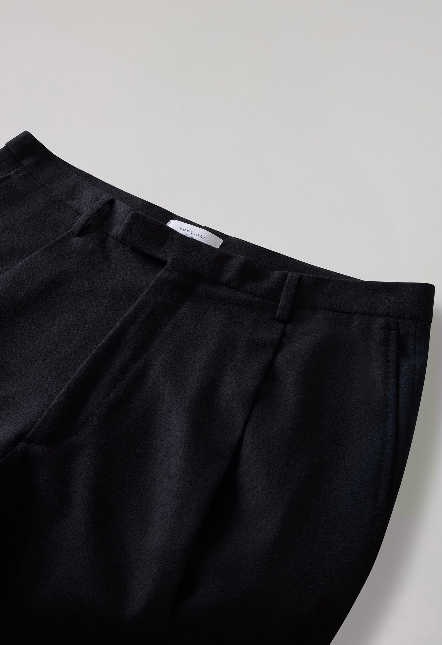 Dunkelblaue, fließende Hose aus Flanell
