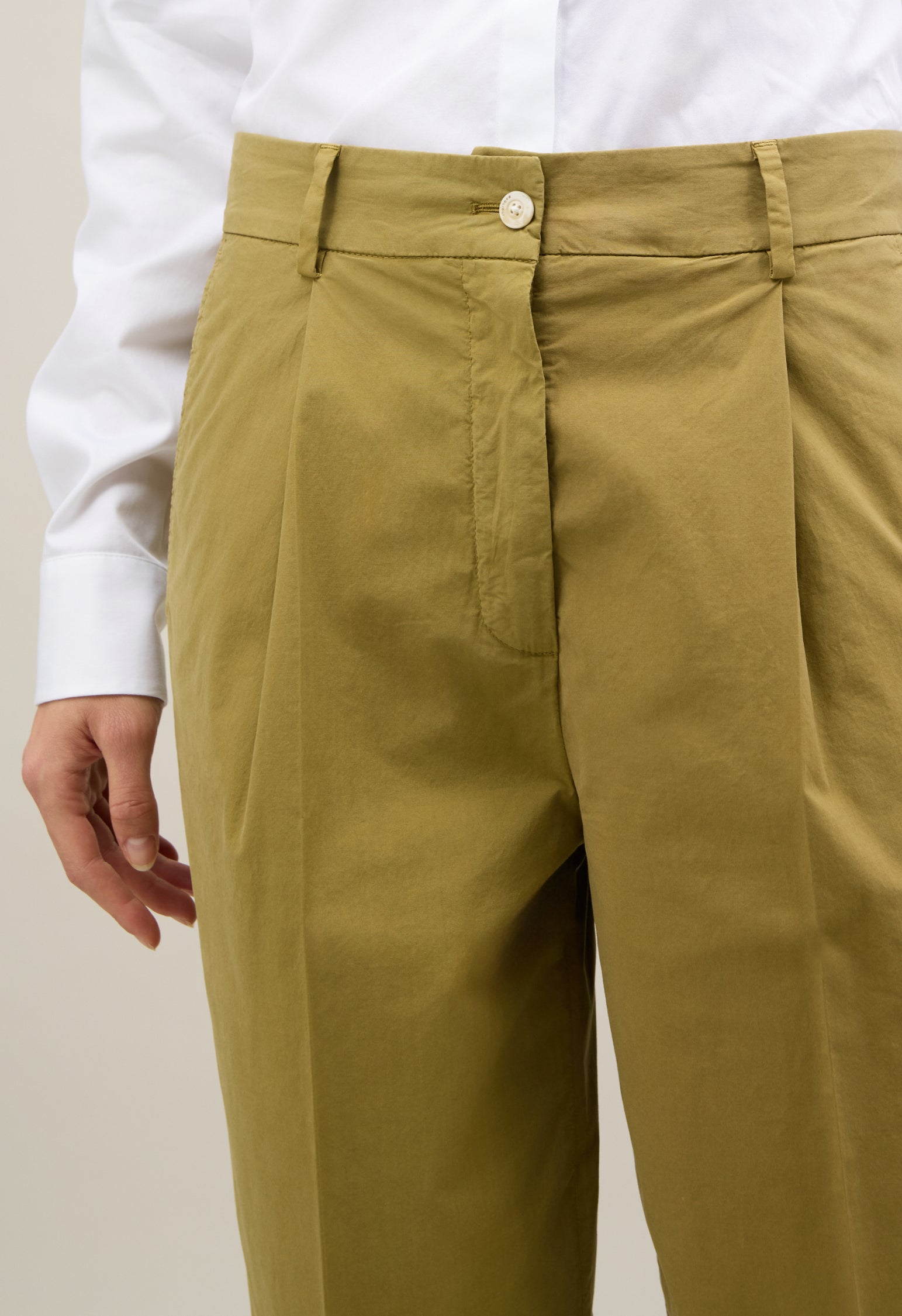 Grüne Cropped-Hose aus leichtem Popeline