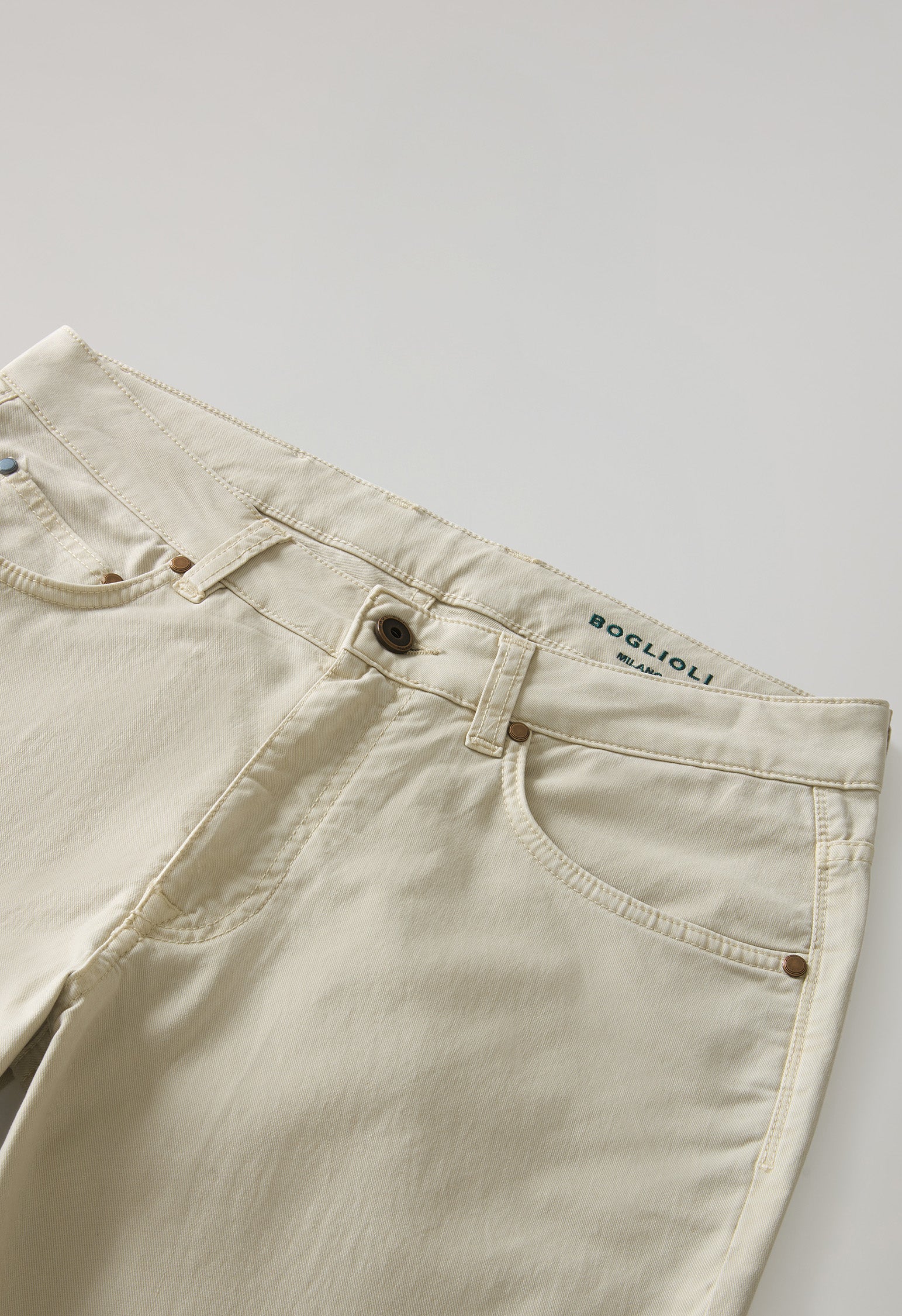Beige stückgefärbte Five-Pocket-Hose aus Baumwolle und Seide