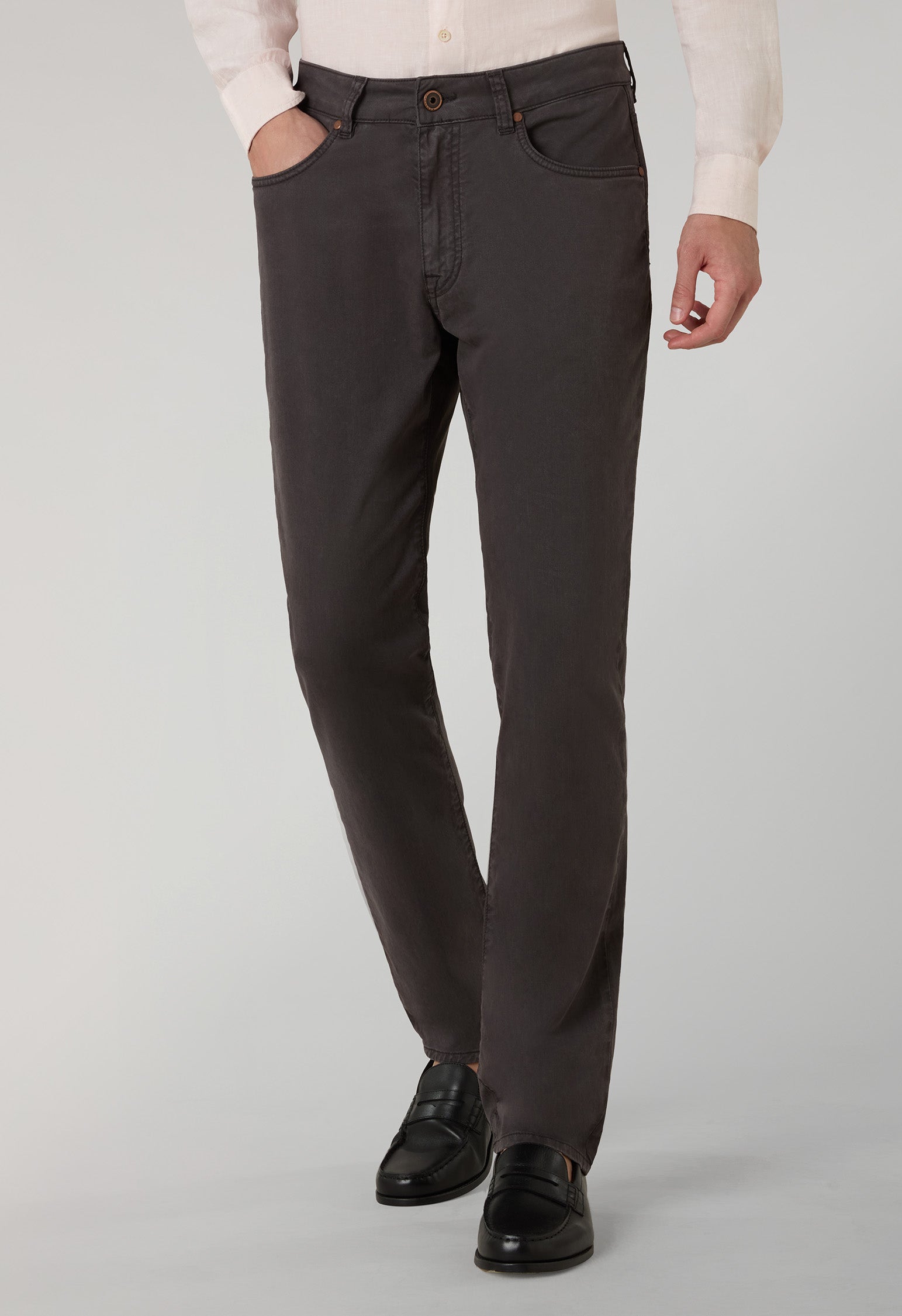 Pantalone 5 tasche in cotone e seta tinto in capo marrone