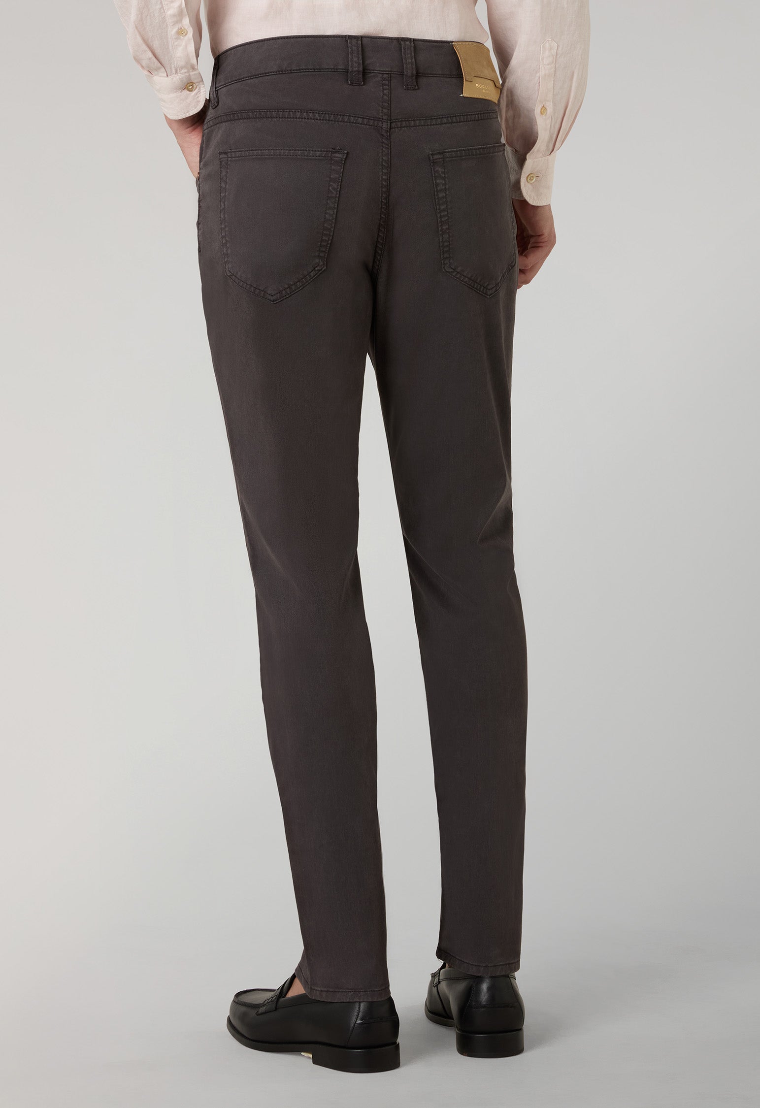 Pantalone 5 tasche in cotone e seta tinto in capo marrone