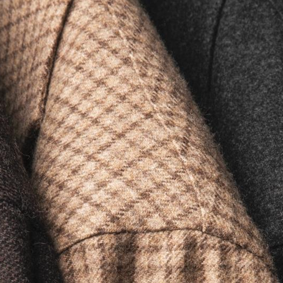 Dettaglio della spalla di una giacca beige