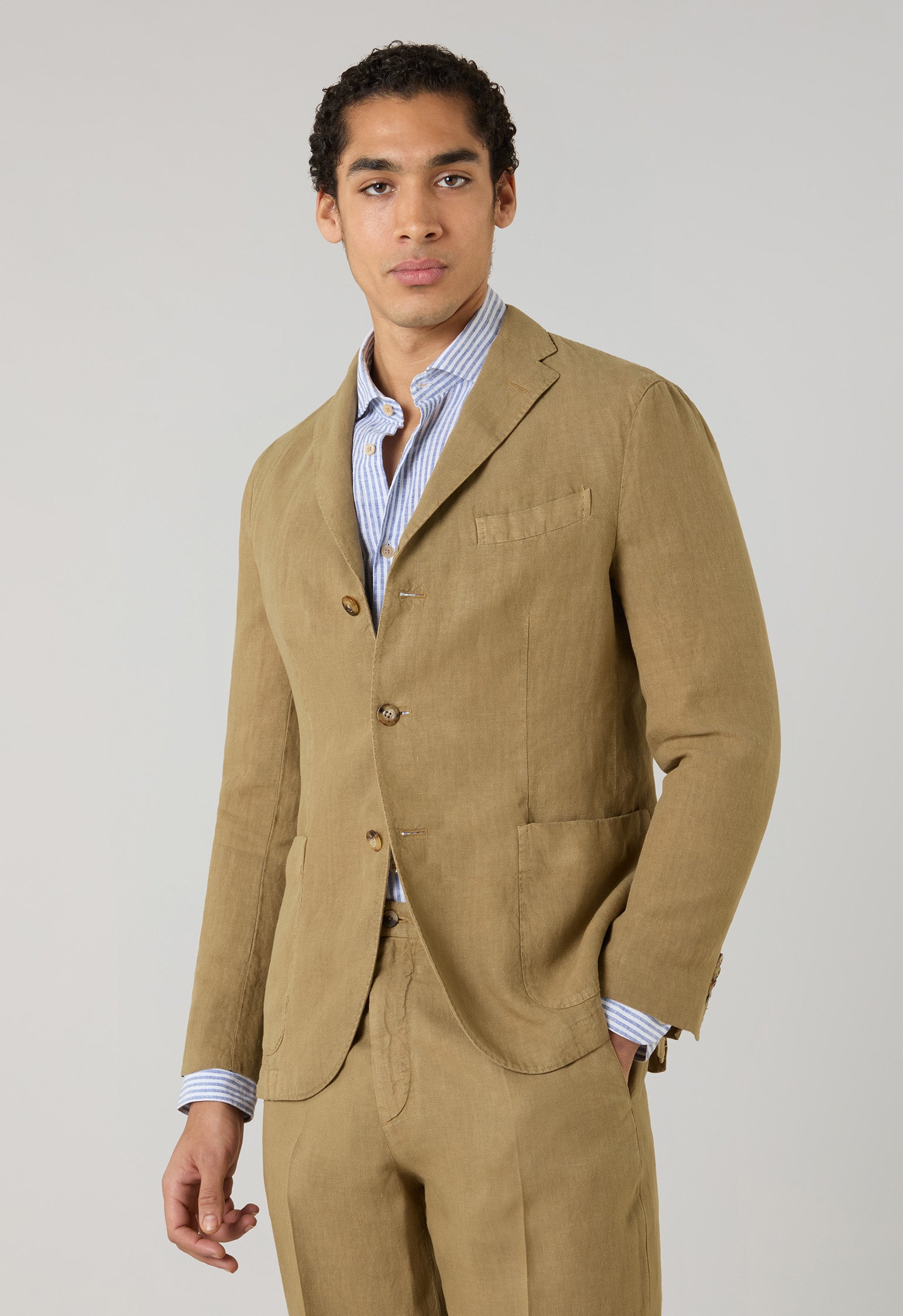 Kamelfarbene stückgefärbte K-Jacket aus Leinen