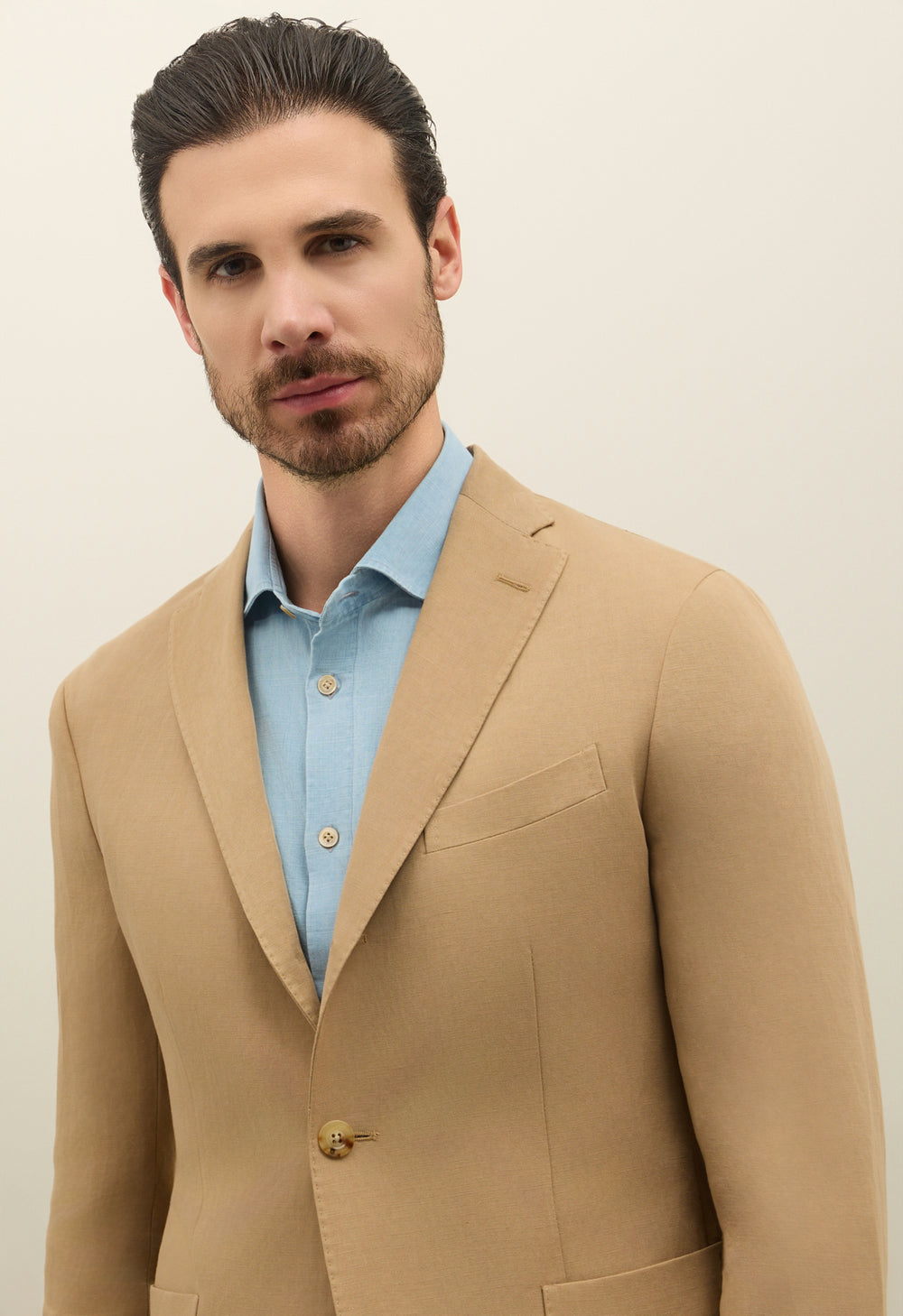 Dunkelbeiger K-Suit aus Leinen-Tencel-Satin