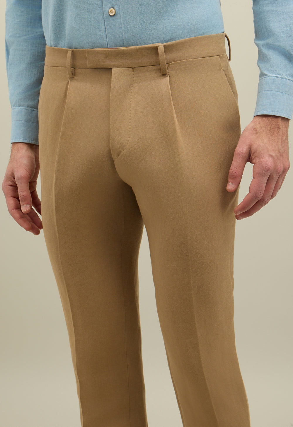 Dunkelbeiger K-Suit aus Leinen-Tencel-Satin