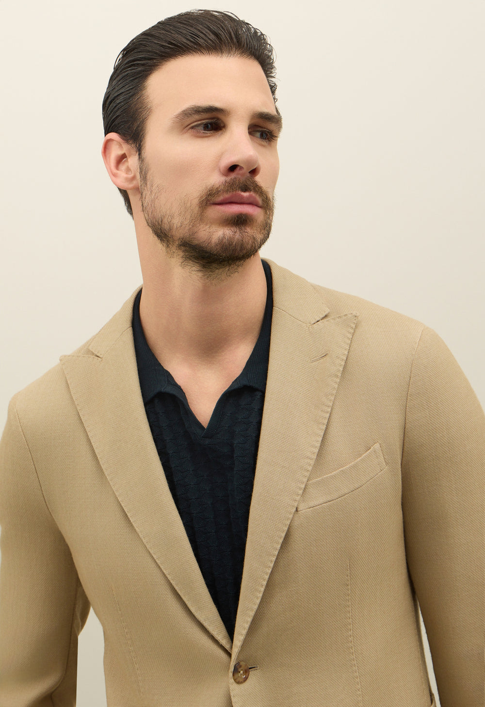 Beige stückgefärbte K-Jacket aus Wolle mit Wabenstruktur