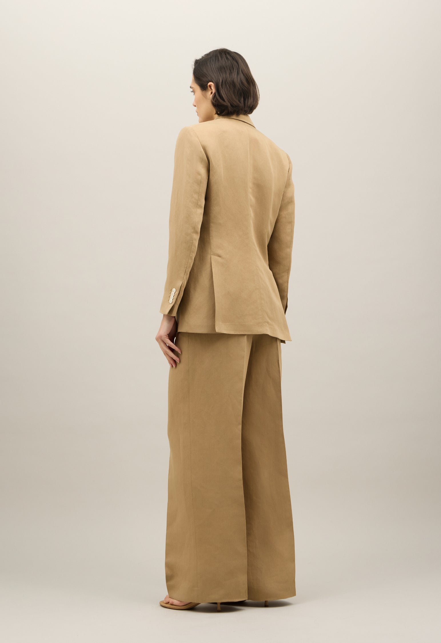 Dunkelbeiger Blazer Maia aus Leinen-Tencel-Satin