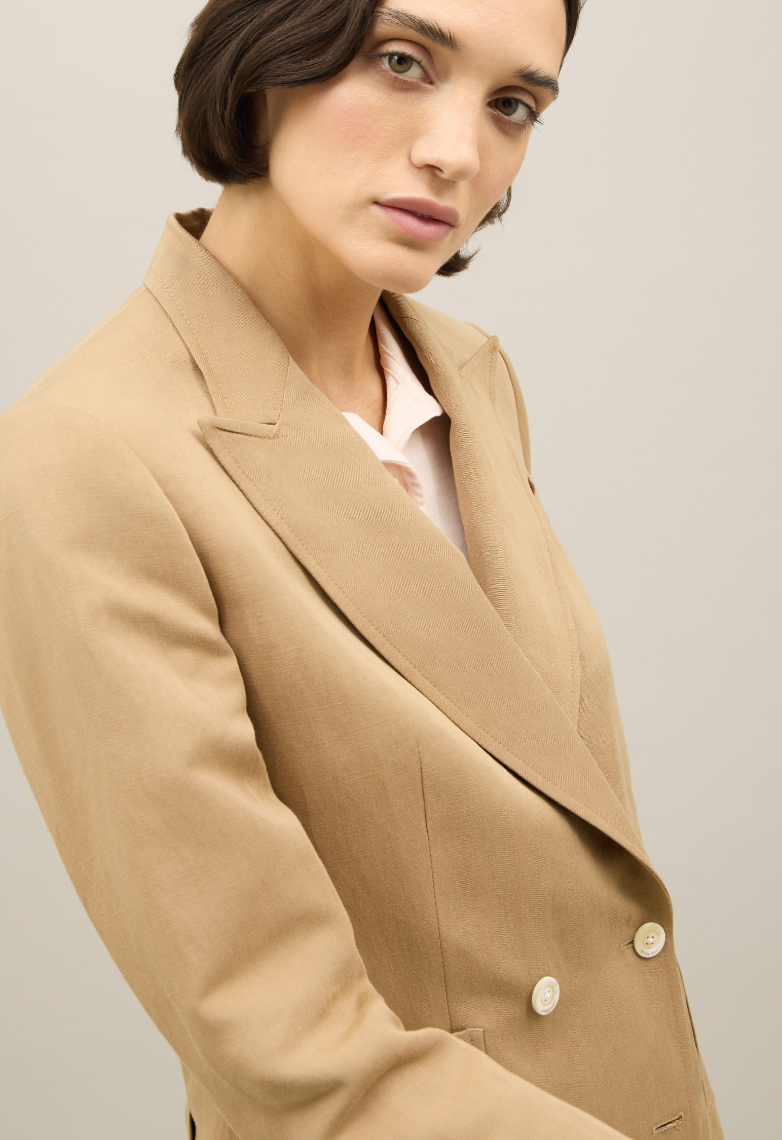 Dunkelbeiger Blazer Maia aus Leinen-Tencel-Satin